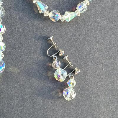 Lot 413: Vintage Glass Bead Necklace Set w/Screwback Earrings