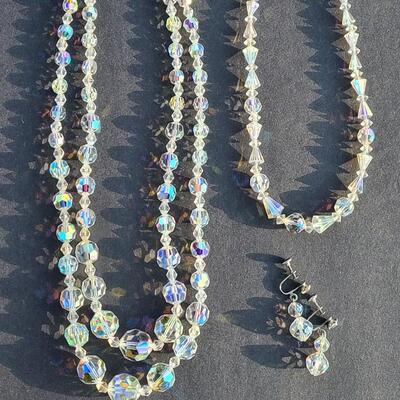 Lot 413: Vintage Glass Bead Necklace Set w/Screwback Earrings