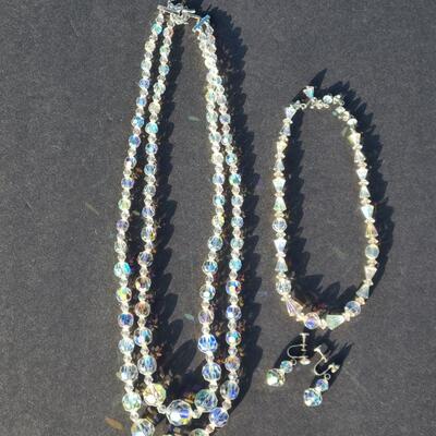 Lot 413: Vintage Glass Bead Necklace Set w/Screwback Earrings