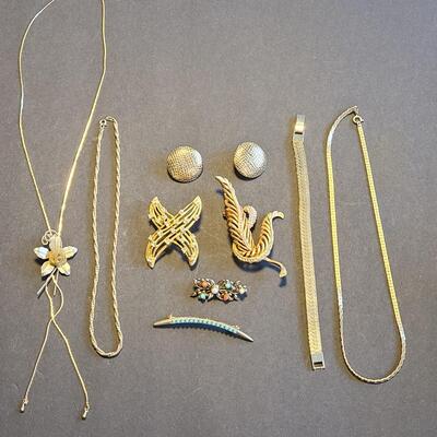 Lot 4089: Vintage Brooches, Earrings, Necklaces and More (Some Signed)