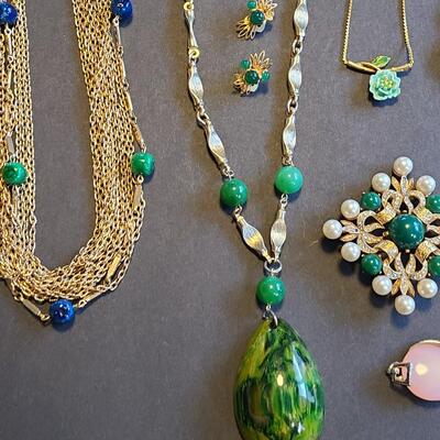Lot 435: Vintage Jewelry Lot