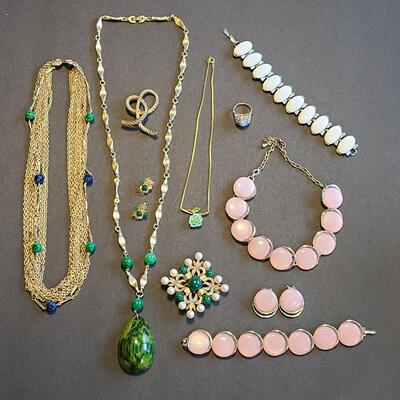 Lot 435: Vintage Jewelry Lot