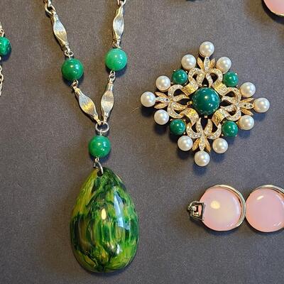 Lot 435: Vintage Jewelry Lot