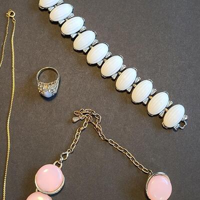 Lot 435: Vintage Jewelry Lot