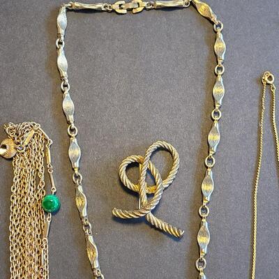 Lot 435: Vintage Jewelry Lot