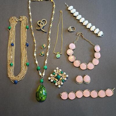 Lot 435: Vintage Jewelry Lot