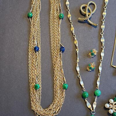 Lot 435: Vintage Jewelry Lot