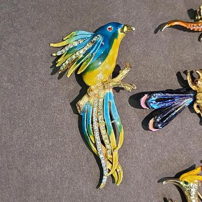 Lot 434: Vintage Brooch Lot: Dragonfly, Parrot, Lizards and More (Weiss/JJ)