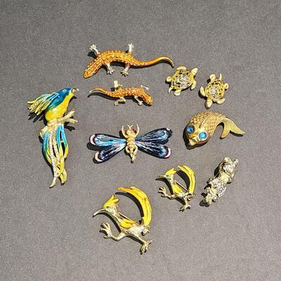 Lot 434: Vintage Brooch Lot: Dragonfly, Parrot, Lizards and More (Weiss/JJ)