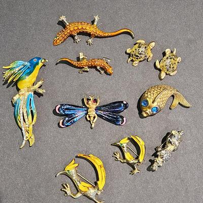 Lot 434: Vintage Brooch Lot: Dragonfly, Parrot, Lizards and More (Weiss/JJ)