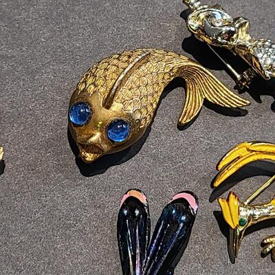 Lot 434: Vintage Brooch Lot: Dragonfly, Parrot, Lizards and More (Weiss/JJ)