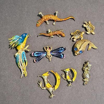 Lot 434: Vintage Brooch Lot: Dragonfly, Parrot, Lizards and More (Weiss/JJ)