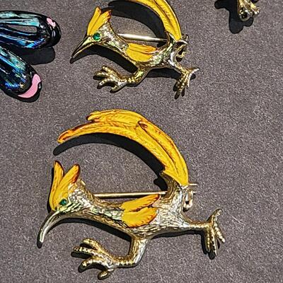 Lot 434: Vintage Brooch Lot: Dragonfly, Parrot, Lizards and More (Weiss/JJ)