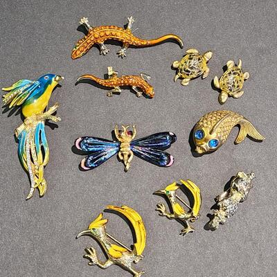 Lot 434: Vintage Brooch Lot: Dragonfly, Parrot, Lizards and More (Weiss/JJ)