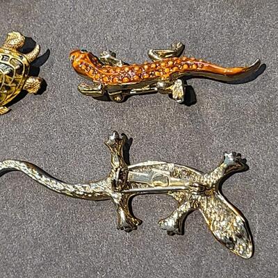 Lot 434: Vintage Brooch Lot: Dragonfly, Parrot, Lizards and More (Weiss/JJ)