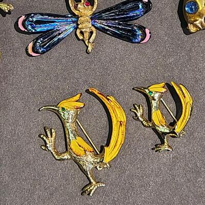 Lot 434: Vintage Brooch Lot: Dragonfly, Parrot, Lizards and More (Weiss/JJ)