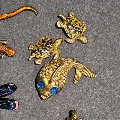Lot 434: Vintage Brooch Lot: Dragonfly, Parrot, Lizards and More (Weiss/JJ)
