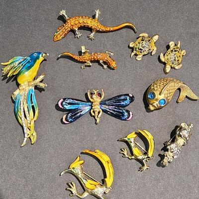 Lot 434: Vintage Brooch Lot: Dragonfly, Parrot, Lizards and More (Weiss/JJ)
