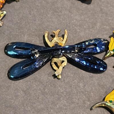Lot 434: Vintage Brooch Lot: Dragonfly, Parrot, Lizards and More (Weiss/JJ)
