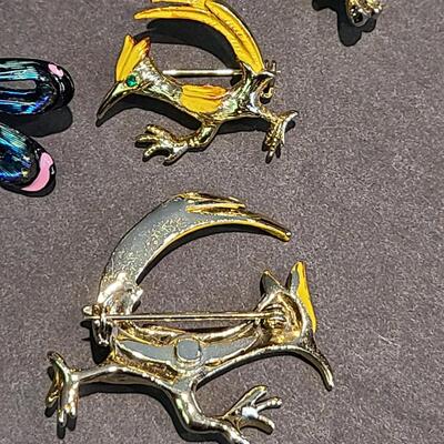 Lot 434: Vintage Brooch Lot: Dragonfly, Parrot, Lizards and More (Weiss/JJ)