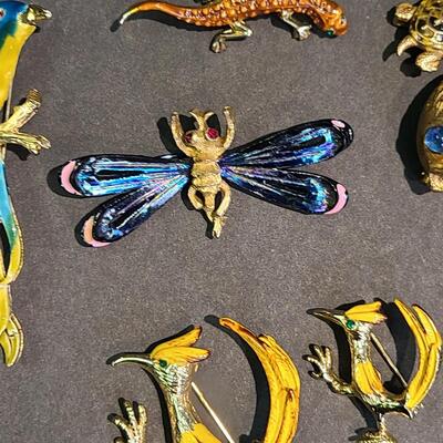 Lot 434: Vintage Brooch Lot: Dragonfly, Parrot, Lizards and More (Weiss/JJ)