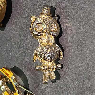 Lot 434: Vintage Brooch Lot: Dragonfly, Parrot, Lizards and More (Weiss/JJ)