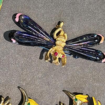 Lot 434: Vintage Brooch Lot: Dragonfly, Parrot, Lizards and More (Weiss/JJ)