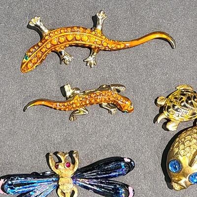 Lot 434: Vintage Brooch Lot: Dragonfly, Parrot, Lizards and More (Weiss/JJ)