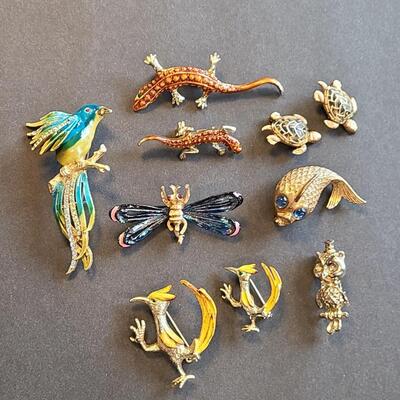 Lot 434: Vintage Brooch Lot: Dragonfly, Parrot, Lizards and More (Weiss/JJ)