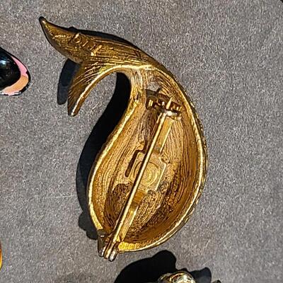 Lot 434: Vintage Brooch Lot: Dragonfly, Parrot, Lizards and More (Weiss/JJ)