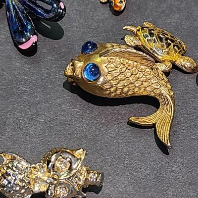Lot 434: Vintage Brooch Lot: Dragonfly, Parrot, Lizards and More (Weiss/JJ)