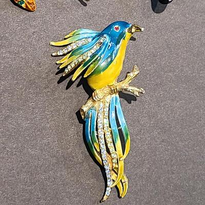 Lot 434: Vintage Brooch Lot: Dragonfly, Parrot, Lizards and More (Weiss/JJ)