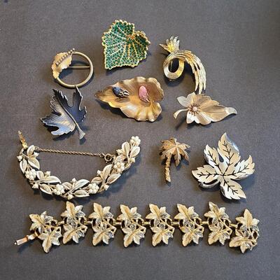 Lot 431: Vintage Jewelry Lot (Brooches and Bracelets)