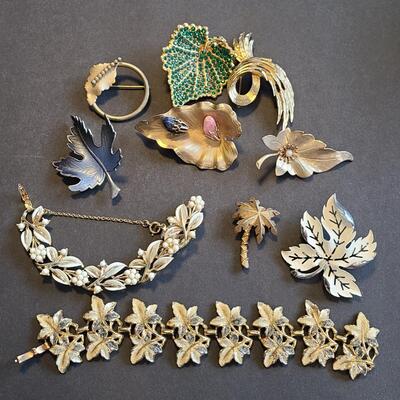 Lot 431: Vintage Jewelry Lot (Brooches and Bracelets)