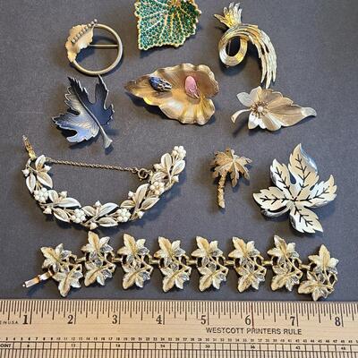 Lot 431: Vintage Jewelry Lot (Brooches and Bracelets)