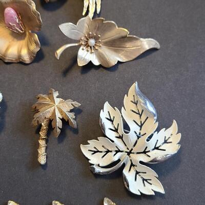 Lot 431: Vintage Jewelry Lot (Brooches and Bracelets)