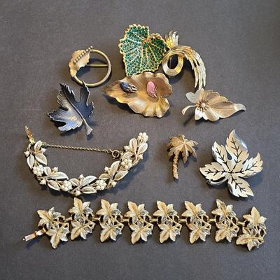 Lot 431: Vintage Jewelry Lot (Brooches and Bracelets)