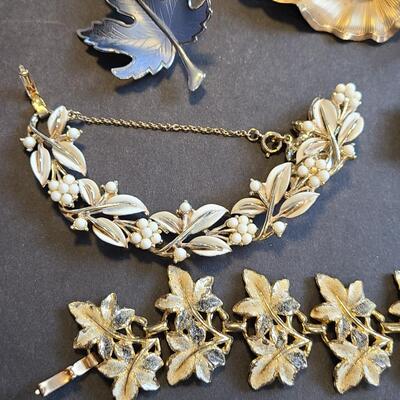 Lot 431: Vintage Jewelry Lot (Brooches and Bracelets)
