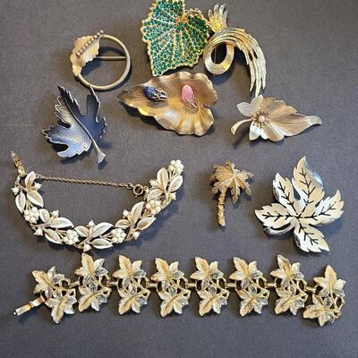 Lot 431: Vintage Jewelry Lot (Brooches and Bracelets)