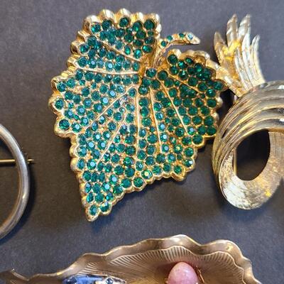 Lot 431: Vintage Jewelry Lot (Brooches and Bracelets)