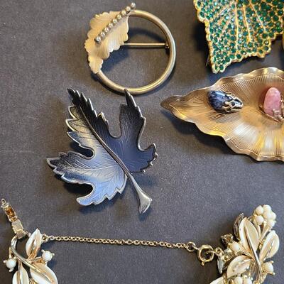 Lot 431: Vintage Jewelry Lot (Brooches and Bracelets)