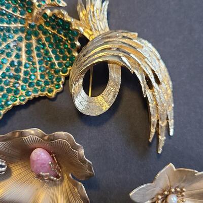 Lot 431: Vintage Jewelry Lot (Brooches and Bracelets)