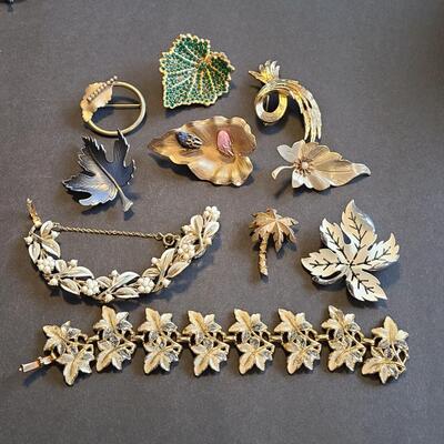Lot 431: Vintage Jewelry Lot (Brooches and Bracelets)