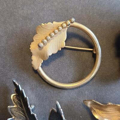 Lot 431: Vintage Jewelry Lot (Brooches and Bracelets)