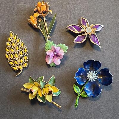 Lot 430: Vintage Floral Jewelry Brooches including Royal Adderly