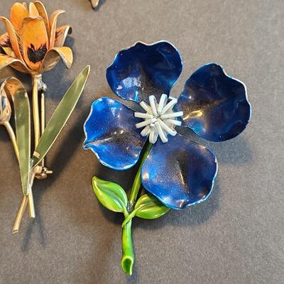 Lot 430: Vintage Floral Jewelry Brooches including Royal Adderly