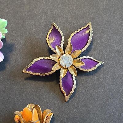 Lot 430: Vintage Floral Jewelry Brooches including Royal Adderly