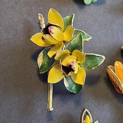 Lot 430: Vintage Floral Jewelry Brooches including Royal Adderly