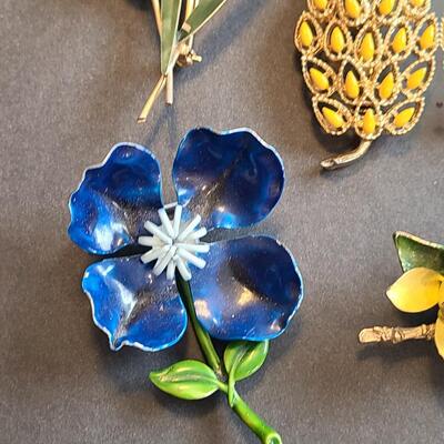 Lot 430: Vintage Floral Jewelry Brooches including Royal Adderly