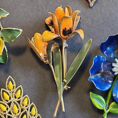 Lot 430: Vintage Floral Jewelry Brooches including Royal Adderly